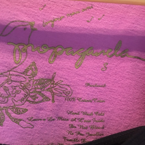 Propaganda long sleeve tee w/ a deep v-neck fuscia - Picture 9 of 13